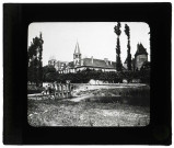 Enclos des chapelains et vue sur la basilique du Sacré-Cœur de Paray-le-Monial (Saône-et-Loire).