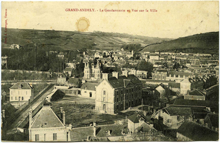 Andelys (Les). Grand Andely - La Gendarmerie et vue sur la Ville.