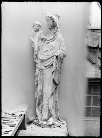 Statue de Vierge à l'enfant du XIVème siècle de l'église de Sancourt (Eure).