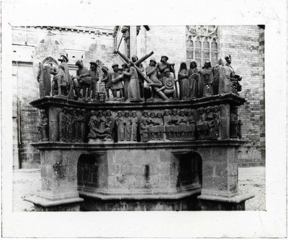 Calvaire du cimetière de l'église de Lopérec (Finistère).