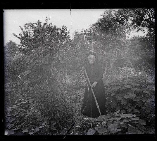 Vieille femme dans un potager.