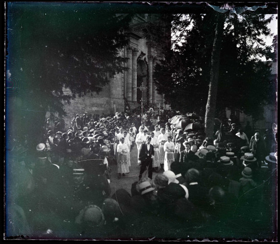 Procession en l'honneur de la béatification de Sainte-Thérèse de Lisieux à Lisieux (Calvados).
