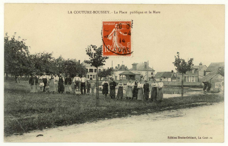 Couture-Boussey (La). La Place Publique et la Mare.