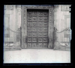Porte en bois ornementée d'un édifice italien.