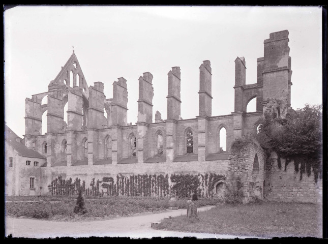 Ruines et vestiges de l'ancienne abbaye de Longpont (Aisne).