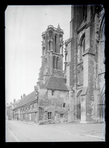 Façade latérale et tours de la cathédrale Notre-Dame de Laon (Aisne).