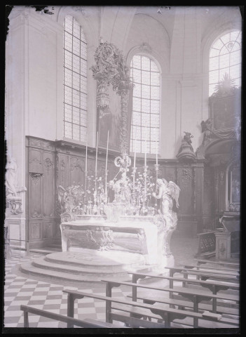 Maître-autel réalisé par Simon Pfaffenhoffen avec anges en plomb doré en adoration de l'abbaye de Valloires (Somme). Idem 7403.