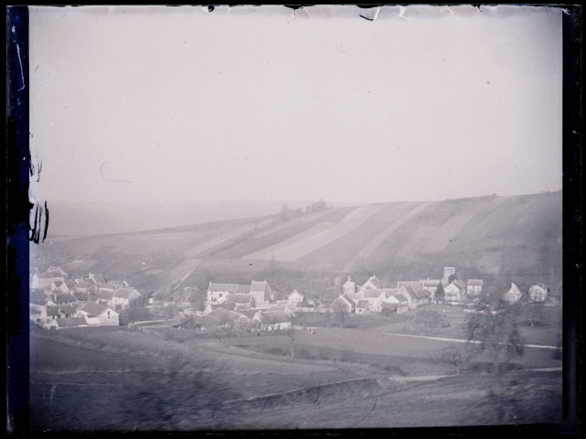 Vue générale sur la campagne et des habitations.