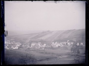 Vue générale sur la campagne et des habitations.