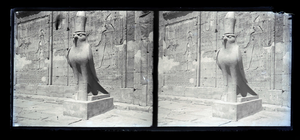 Statue d'Horus au temple d'Horus à Edfou (Égypte).