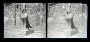 Statue d'Horus au temple d'Horus à Edfou (Égypte).