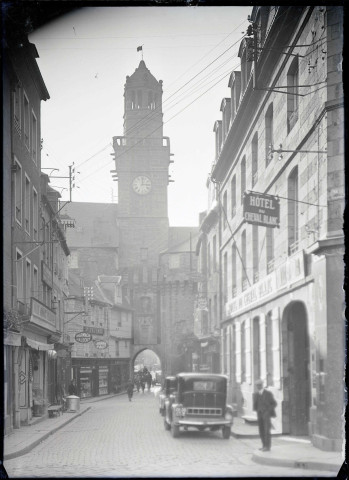Beffroi « porte-horloge » de Vire (Calvados).
