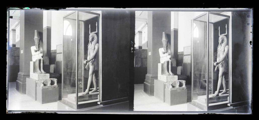 Salle et collections d'un musée égyptien.