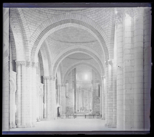 Nef et choeur de l'église de l'ancienne abbaye royale de Fontevrault à Fontevraud-l'Abbaye (Maine-et-Loire).