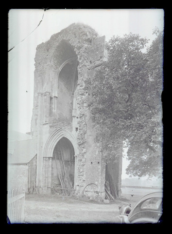 Ruines et vestiges d'église.