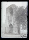 Ruines et vestiges d'église.