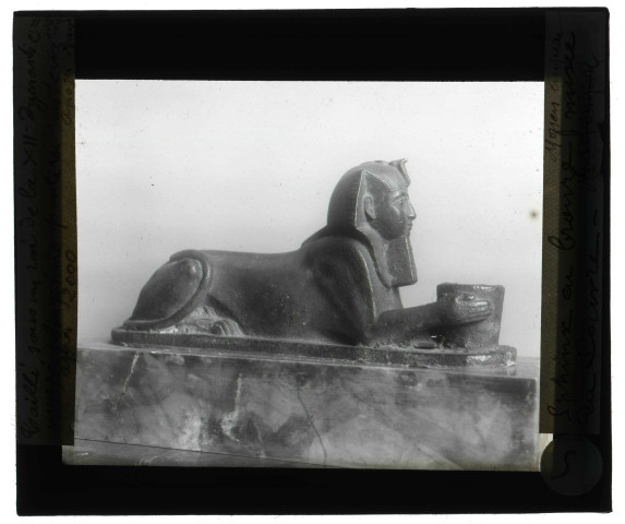 Musée du Louvre à Paris, sphinx de bronze du Moyen Empire.