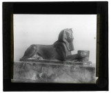 Musée du Louvre à Paris, sphinx de bronze du Moyen Empire.