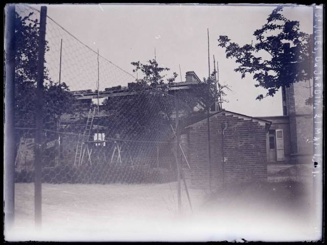 Construction du quartier Saint-Jules à Orgeville (Eure), vue du jardin, le 21 mai 1901.