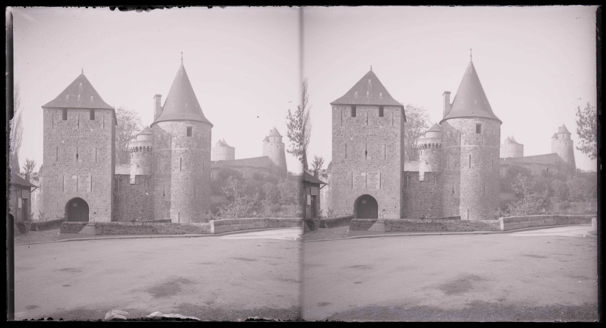 Entrée par la tour de la Haye Saint-Hilaire, la tour De Guémadeuc à droite et les tours de Coëtlogon et de Coigny dans le fond du château de Fougères (Ille-et-Vilaine).