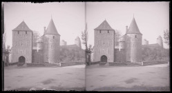 Entrée par la tour de la Haye Saint-Hilaire, la tour De Guémadeuc à droite et les tours de Coëtlogon et de Coigny dans le fond du château de Fougères (Ille-et-Vilaine).