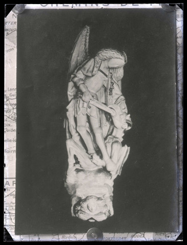 Église Saint-Denis de Saint-Denis-des-Monts (Eure), statue de Saint-Michel terrassant le dragon.