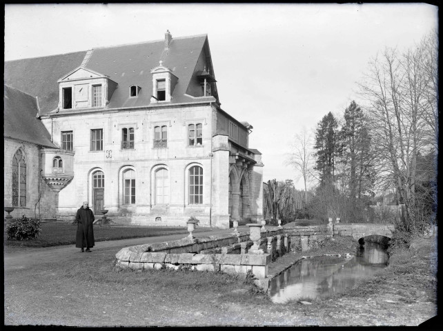 Jardin et bassin de l'abbaye Notre-Dame de Fontenelle de Saint-Wandrille-Rançon (Seine-Maritime).