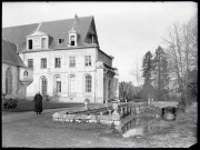 Jardin et bassin de l'abbaye Notre-Dame de Fontenelle de Saint-Wandrille-Rançon (Seine-Maritime).