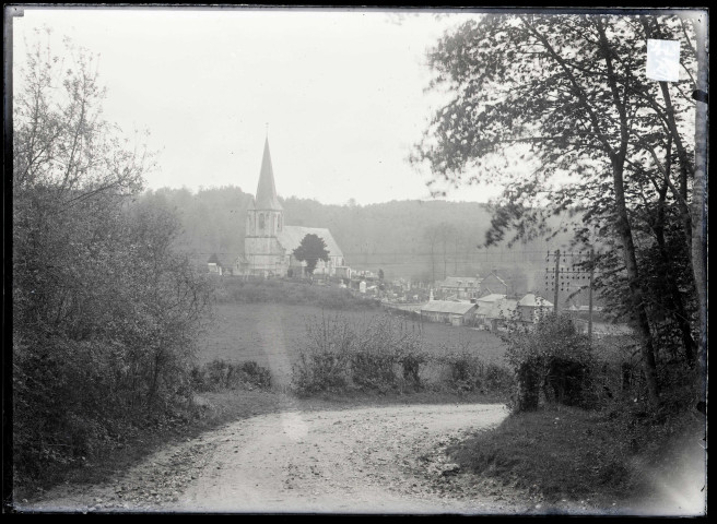 Vue d'ensemble de l'église d'Écaquelon (Eure).