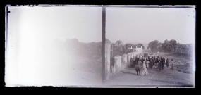 Groupe de villageois en route sur un chemin.