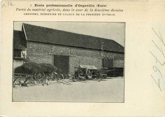 Caillouet-Orgeville. Ecole professionnelle d'Orgeville (Eure) - Partie du matériel agricole, dans la cour de la deuxième division - Greniers, Bergeries et locaux de la première division.