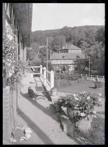 Le manoir Conti de la famille Savary près du Roule (Eure), avec la maison du « comptable »au fond.