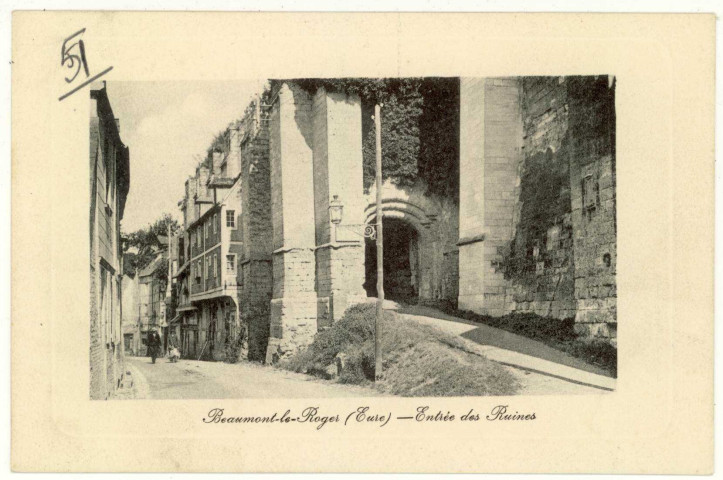 Beaumont-le-Roger. Entrée des Ruines.
