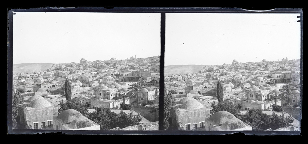 Vue générale d'une ville, de mausolées et de minarets.