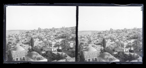 Vue générale d'une ville, de mausolées et de minarets.