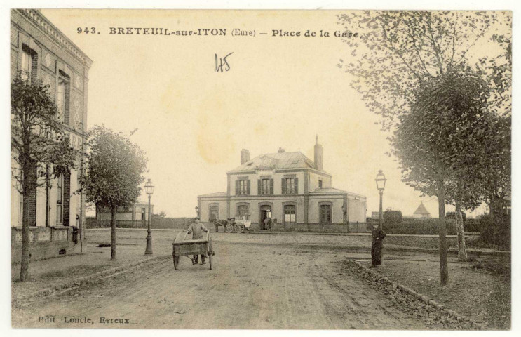 Breteuil-sur-Iton. Place de la Gare.