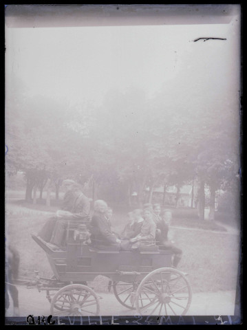 Hommes, femmes et enfants à bord d'un fiacre à Orgeville (Eure) le 24 mai.