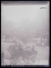 Hommes, femmes et enfants à bord d'un fiacre à Orgeville (Eure) le 24 mai.