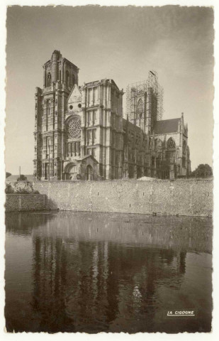 Evreux-Ville. La Cathédrale et le Miroir d'Eau.