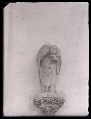 Église de La Couture-Boussey (Eure), statue d'un saint tenant sa tête dans ses mains.