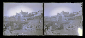 Pont d'Alcántara sur le Tage, avec passage sous la tour fortifiée, au pied de l'Alcázar de Tolède (Espagne)