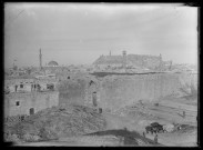 Vue générale des remparts, de la grande mosquée, des minarets et de la citadelle d'Alep (Syrie).