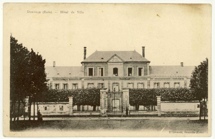 Damville. Hôtel de Ville.