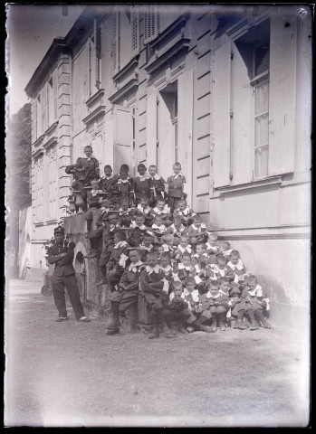 Groupe d'enfant en uniforme sur le perron du château d'Orgeville (Eure) côté parc.