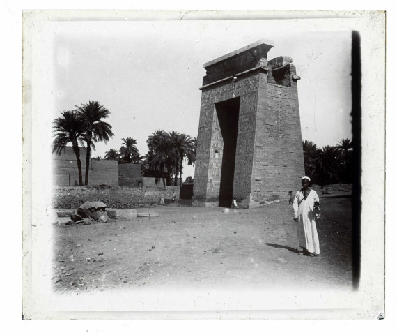 Porte de Nectanebo du temple de Karnak de Louxor (Égypte).
