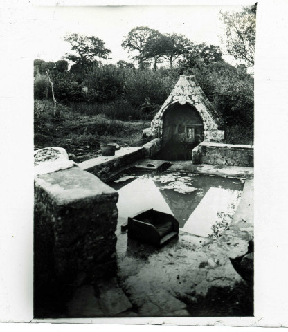Fontaine bretonne de dévotion et lavoir.
