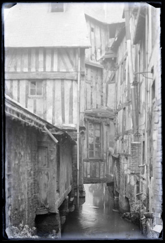 Maisons à pans de bois surplombant le ruisseau traversant Caudebec-en-Caux (Seine-Maritime).
