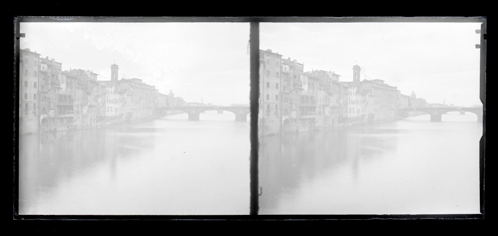 Habitation sur le bord d'une rivière d'une ville italienne.