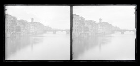 Habitation sur le bord d'une rivière d'une ville italienne.