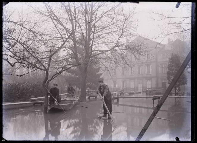Inondations devant un grand bâtiment.